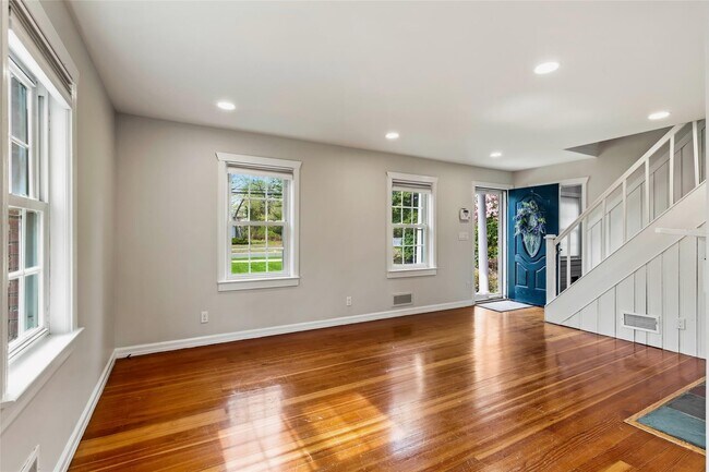 373 Great River Rd in Great River, NY - Building Photo - Building Photo