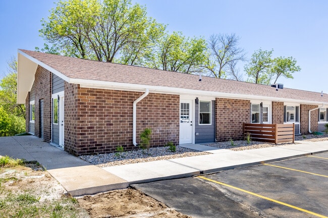 Woodland Hills Townhomes in Sioux City, IA - Foto de edificio - Building Photo
