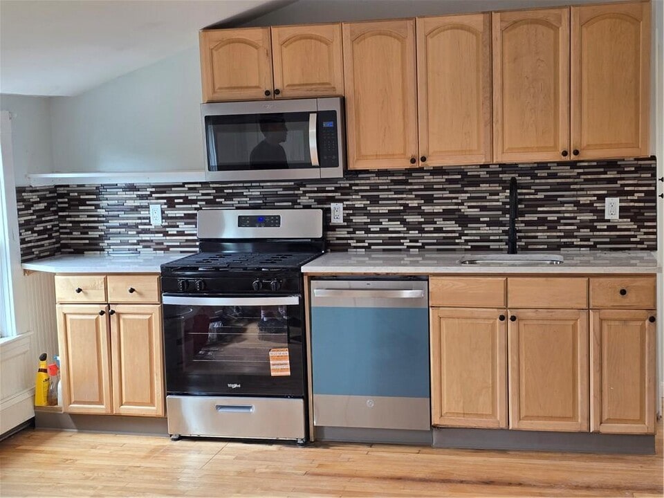 93 Bayview Ave in Bristol, RI - Building Photo