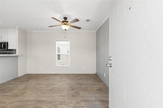 1368 Rd 5800 in Cleveland, TX - Foto de edificio - Building Photo