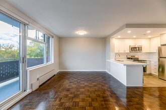 Ravine Park Apartments in Toronto, ON - Building Photo - Interior Photo