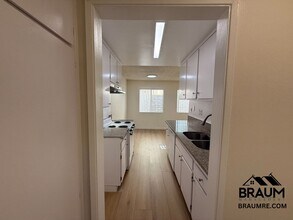 5461 Kester Ave, Unit 119 in Los Angeles, CA - Building Photo - Building Photo