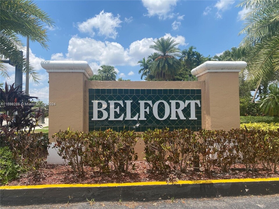 9984 N Belfort Cir in Tamarac, FL - Building Photo