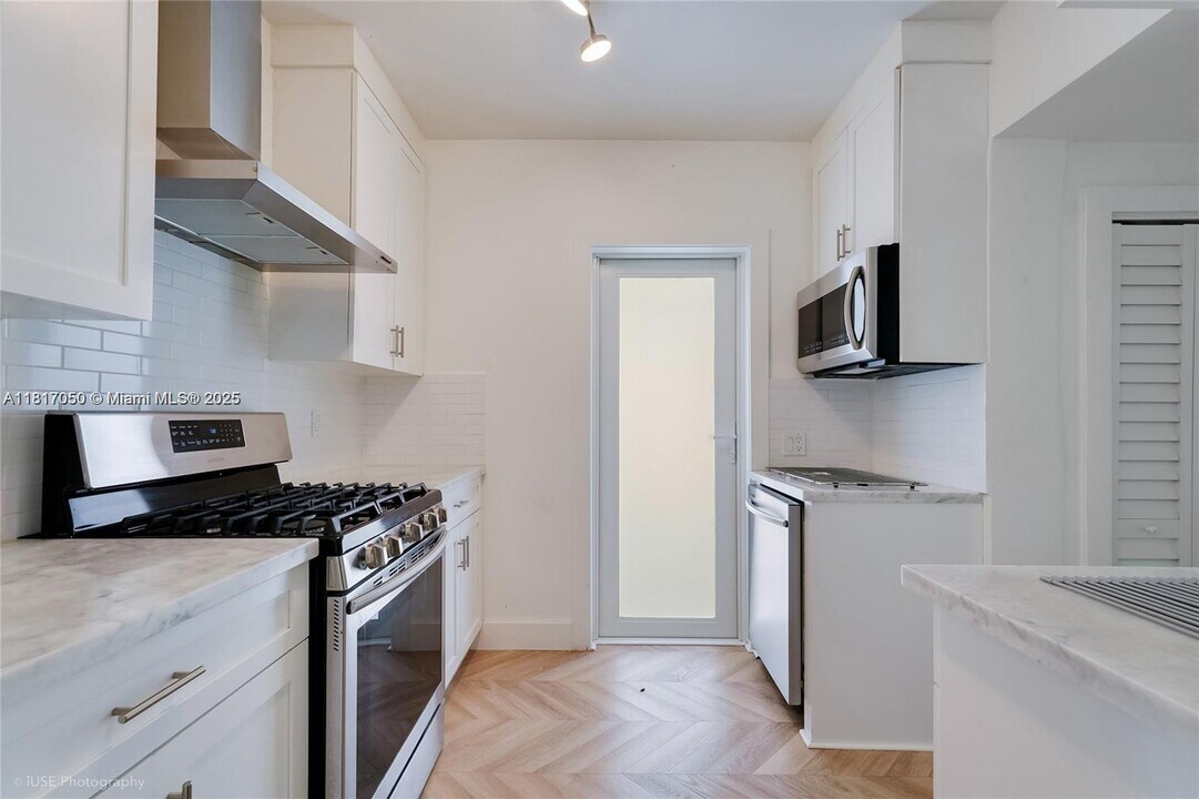 1615 Bay Dr in Miami Beach, FL - Building Photo