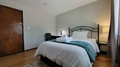 1803 N 200th St, Unit 116 in Shoreline, WA - Building Photo - Building Photo