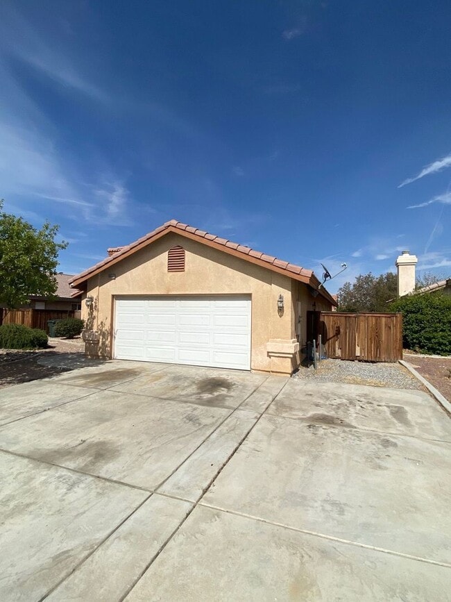 18645 Laurie Ln in Adelanto, CA - Foto de edificio - Building Photo