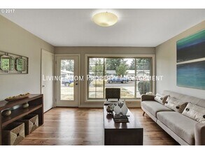 11826 NE Sacramento St in Portland, OR - Building Photo - Building Photo