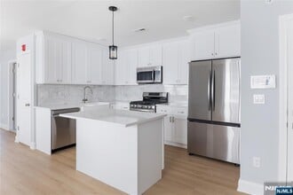 110 Madison St in Passaic, NJ - Foto de edificio - Building Photo