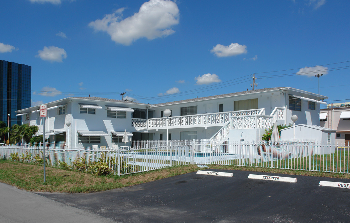 Stratford Manor in Fort Lauderdale, FL - Building Photo