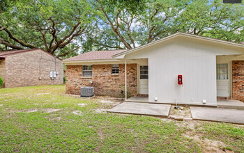 Bennett Apartments in Pensacola, FL - Building Photo - Building Photo