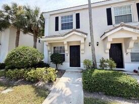 5035 Palmbrooke Cir in West Palm Beach, FL - Building Photo
