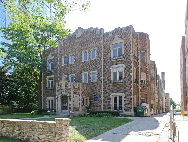 Edgewater Apartments in Milwaukee, WI - Foto de edificio - Building Photo