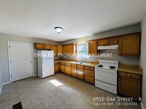 6910 Oak St in Grand Ridge, FL - Building Photo - Building Photo