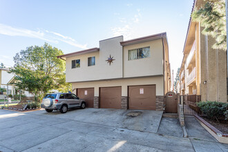 328 E Tujunga Ave in Burbank, CA - Building Photo - Building Photo