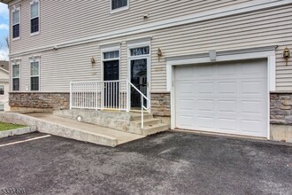 1302 Meadow Brook Ct in Whippany, NJ - Building Photo - Building Photo