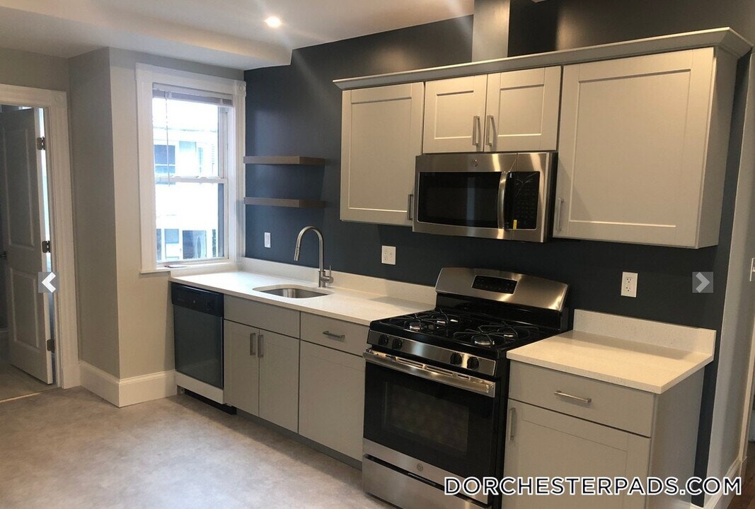 24 Pond St in Boston, MA - Building Photo