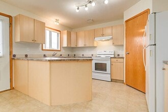 Kitson Close Townhomes in Red Deer, AB - Building Photo - Building Photo