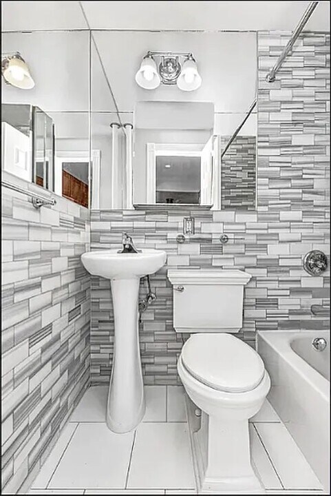 724 Tenth Avenue in New York, NY - Building Photo
