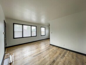 6910 W Center St in Milwaukee, WI - Building Photo - Building Photo