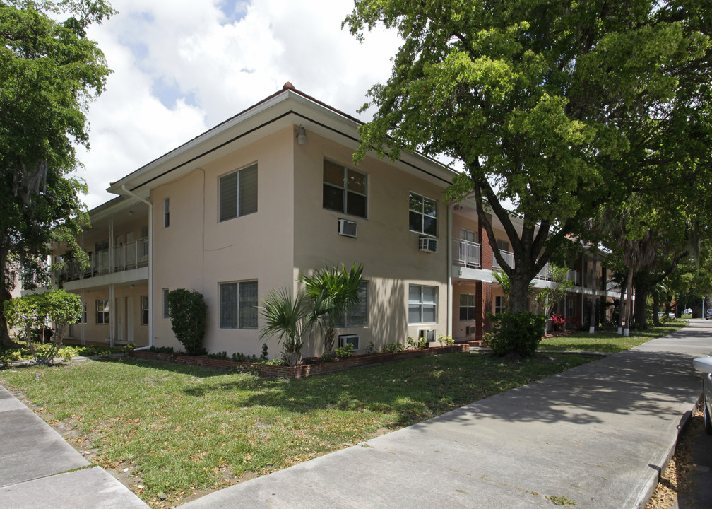 15-21 Alhambra Cir in Coral Gables, FL - Foto de edificio