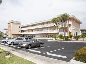 Lake Colony Apartments in North Palm Beach, FL - Foto de edificio - Building Photo