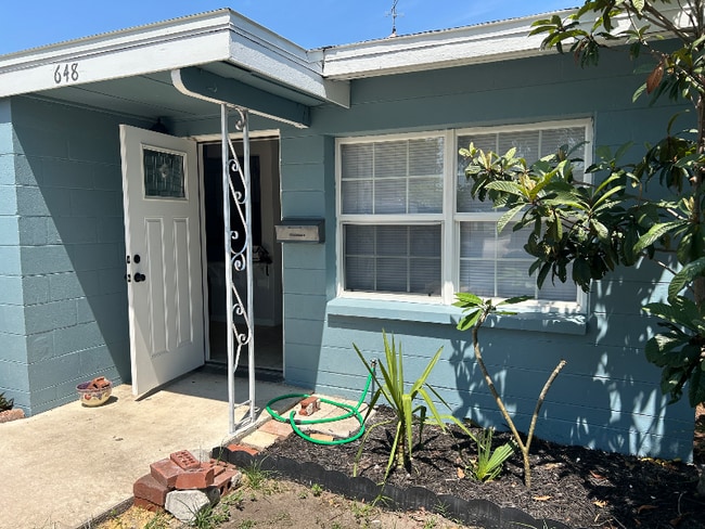 648 59th St S in St. Petersburg, FL - Foto de edificio - Building Photo