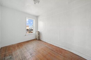 374 S 2nd St in Brooklyn, NY - Building Photo