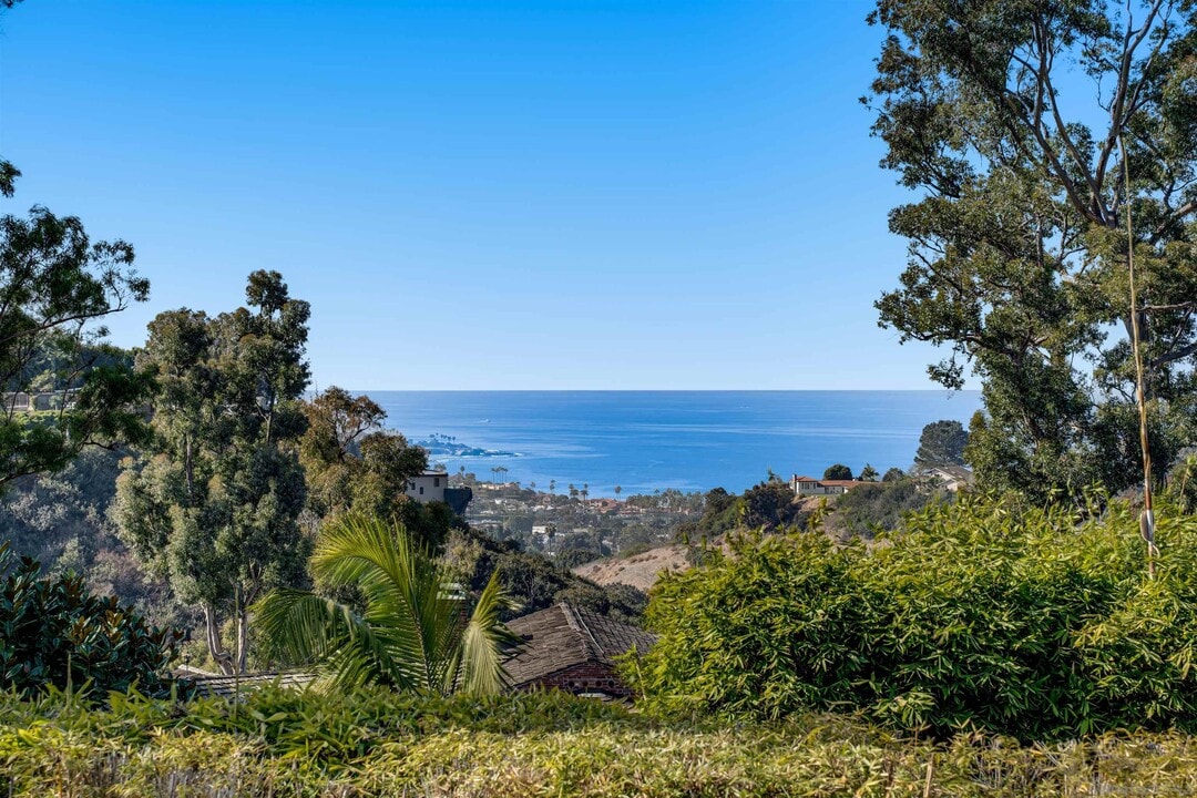 8070 La Jolla Scenic Dr N in San Diego, CA - Building Photo