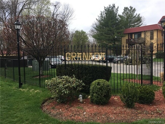 2 Granada Crescent in White Plains, NY - Building Photo - Building Photo