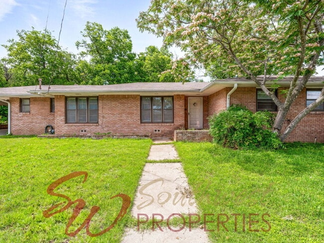 property at 905 W Tarleton St