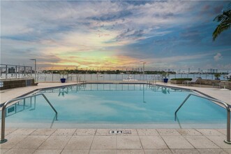 800 West Ave in Miami Beach, FL - Foto de edificio - Building Photo