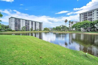 2311 S Cypress Bend Dr in Pompano Beach, FL - Building Photo - Building Photo