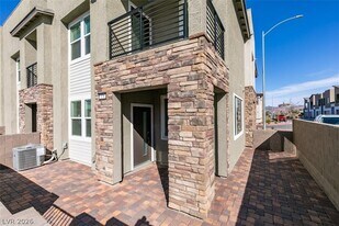 379 Morgan Crst Dr in Henderson, NV - Building Photo