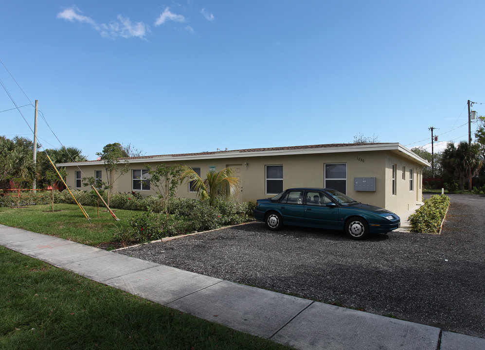 1230 Suwanee Dr in West Palm Beach, FL - Building Photo