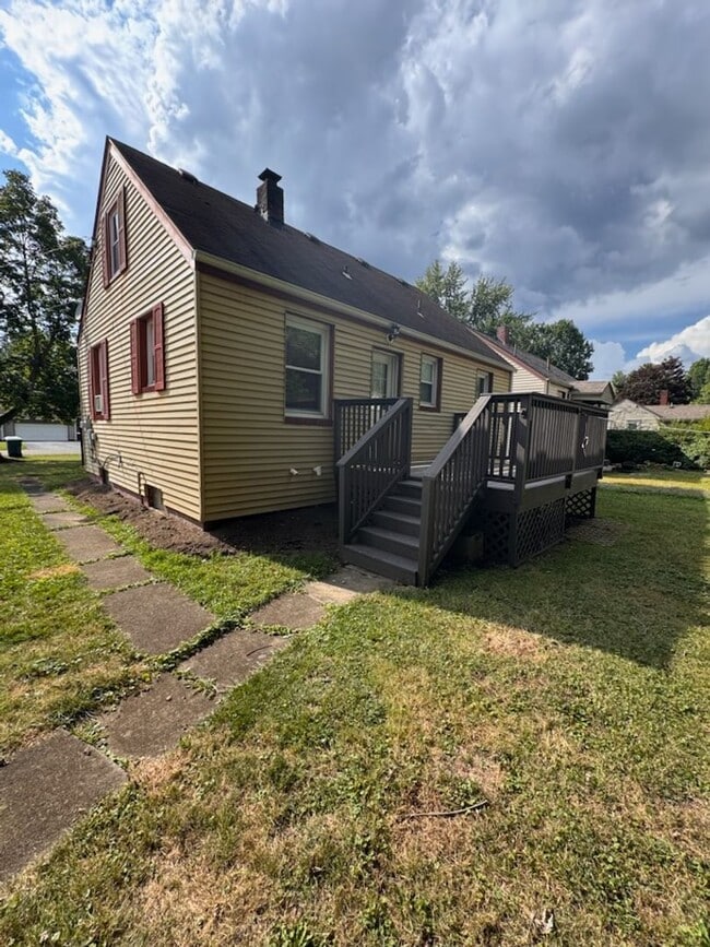 817 Taylor in Girard, OH - Foto de edificio - Building Photo