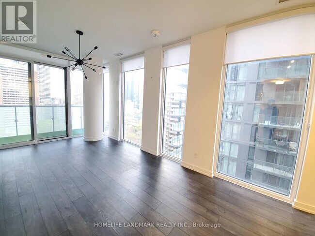 28 Wellesley St E in Toronto, ON - Building Photo - Building Photo