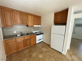 305 N 10th St in Las Vegas, NV - Building Photo