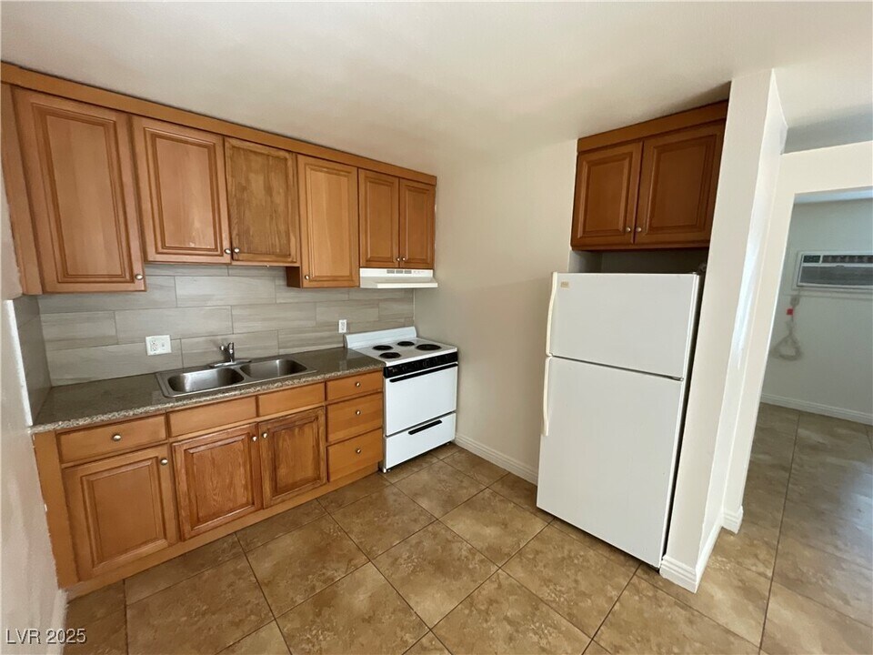 305 N 10th St in Las Vegas, NV - Building Photo