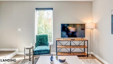 5040 Linbar Dr in Nashville, TN - Building Photo - Building Photo