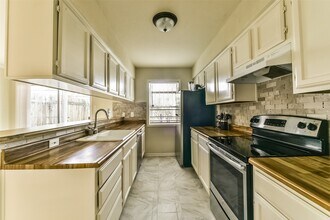 5917 Fairdale Ln in Houston, TX - Foto de edificio - Building Photo