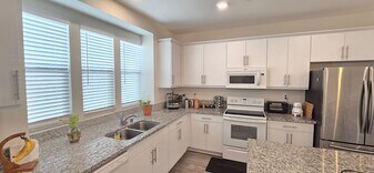 321 S Quadrilateral Way in Anaheim, CA - Building Photo
