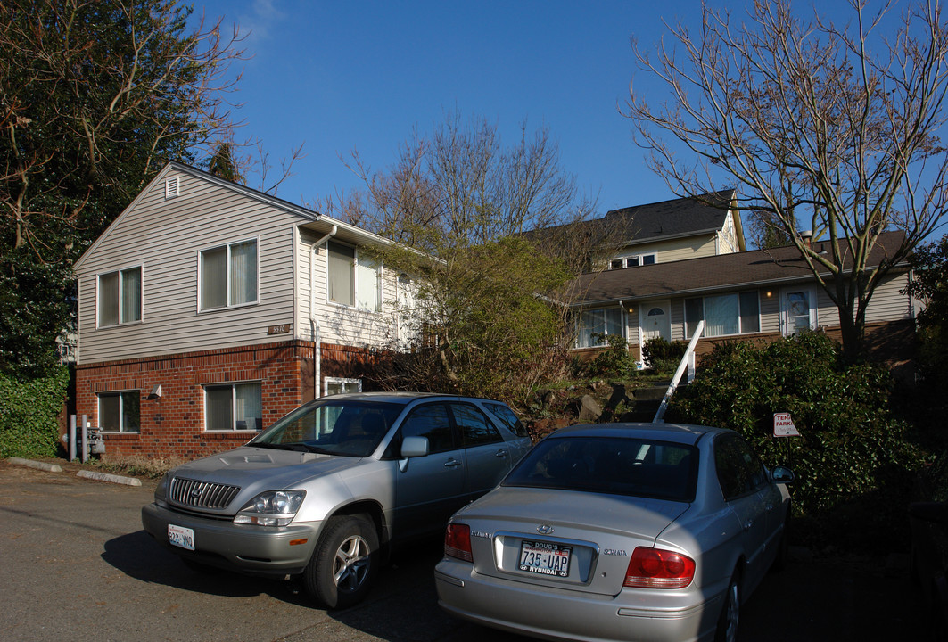 Ravenna Court in Seattle, WA - Building Photo