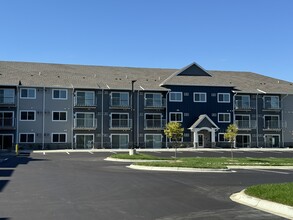 Elm Creek Commons in Maple Grove, MN - Foto de edificio - Building Photo