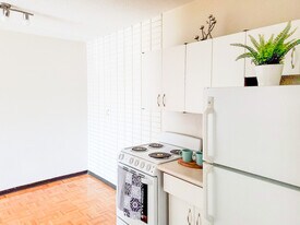 1025 Munroe Avenue in Winnipeg, MB - Building Photo