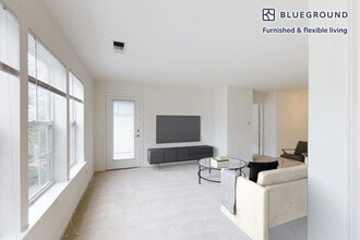 313 Avalon Cir in Smithtown, NY - Building Photo - Building Photo