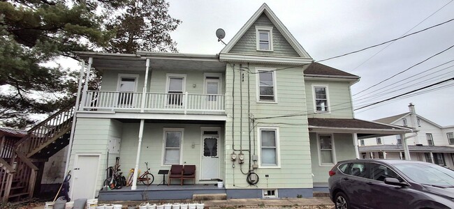 113 W Ferdinand St in Manheim, PA - Building Photo - Building Photo