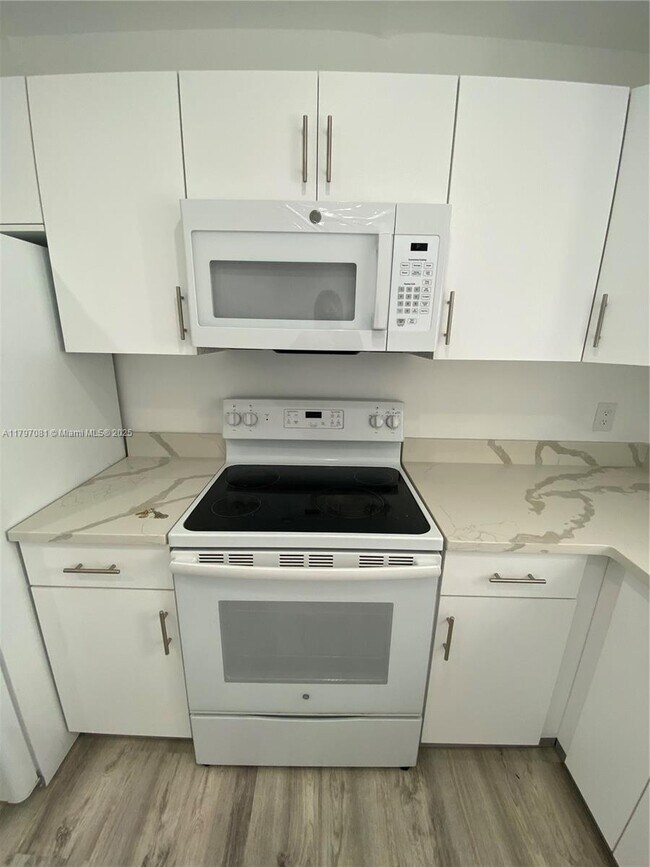 7785 SW 86th St in Miami, FL - Foto de edificio - Building Photo