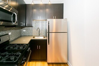 2402 N Kedzie Blvd, Unit 502 in Chicago, IL - Building Photo - Building Photo