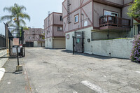 9010 Burke St in Pico Rivera, CA - Foto de edificio - Building Photo