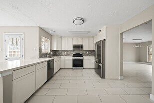 7010 Pembrough Ln in Katy, TX - Building Photo